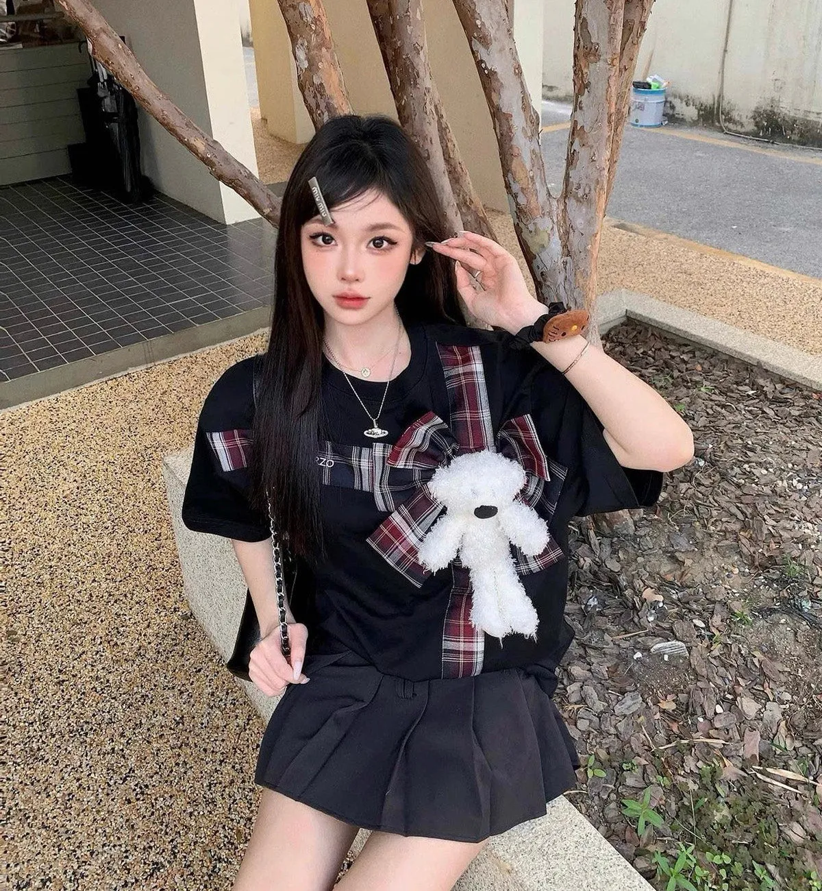 13DE MARZO Bear Gift Bow T-Shirt (Black)