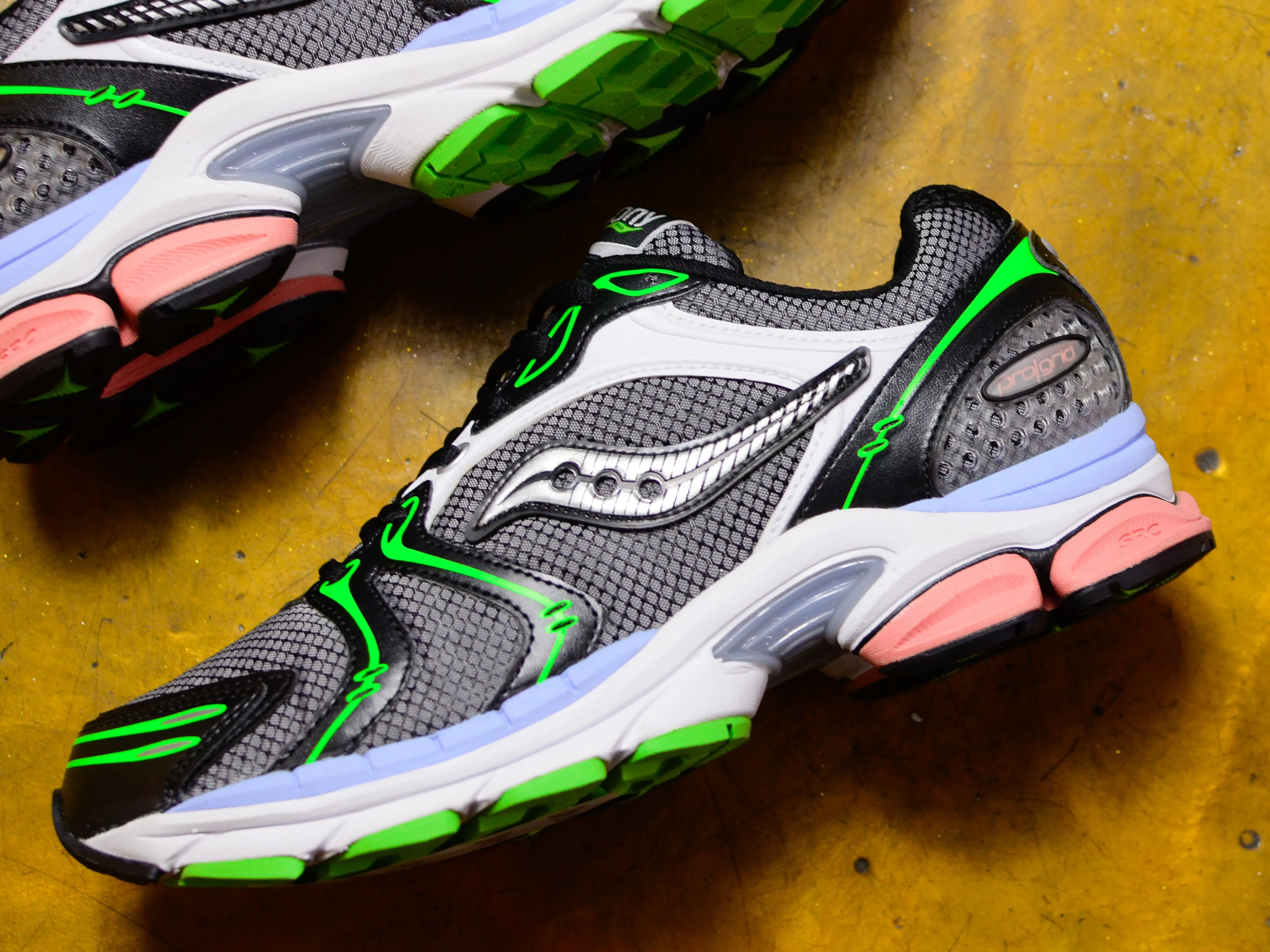 Progrid Triumph 4 Otherworld - Black / White / Pink